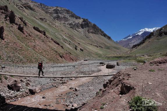 Atravessando o rio Horcones, a caminho do acampamento de Confluencia, na rota do Aconcágua, região de Mendoza, a oeste da Argentina